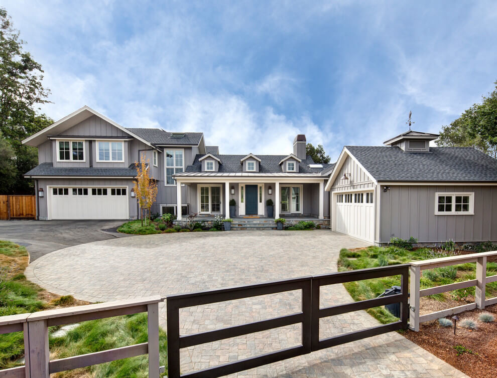 Zweistöckiges Country Haus mit grauer Fassadenfarbe, Satteldach, Schindeldach und Dachgaube in San Francisco