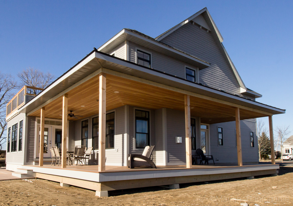 Ejemplo de fachada gris de estilo de casa de campo de dos plantas con revestimiento de madera