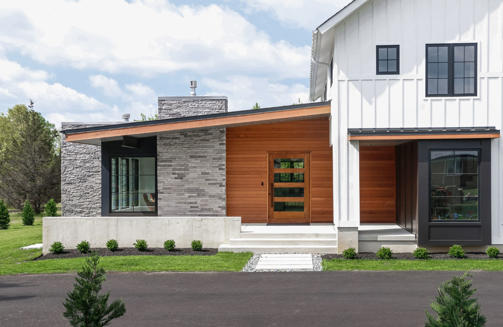 Idee per la facciata di una casa bianca country a due piani di medie dimensioni con copertura a scandole e rivestimenti misti