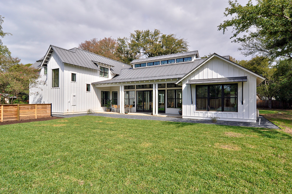 Country Haus mit weißer Fassadenfarbe und Blechdach in Austin