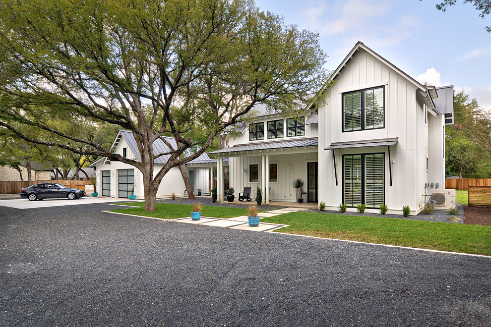 Zweistöckiges Landhaus Haus mit weißer Fassadenfarbe in Austin
