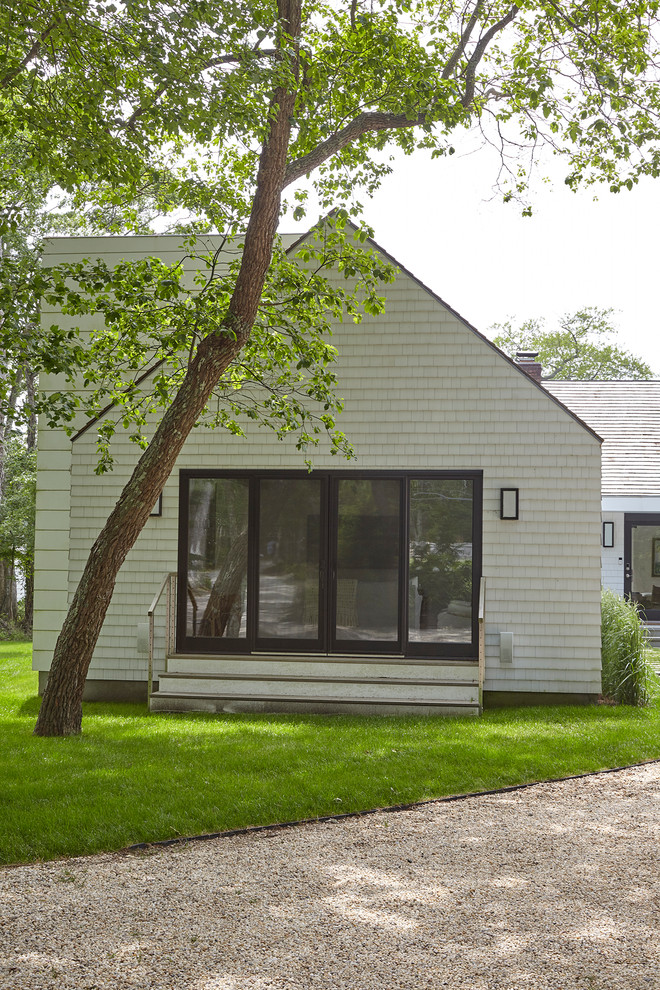 Идея дизайна: двухэтажный, белый частный загородный дом в стиле кантри