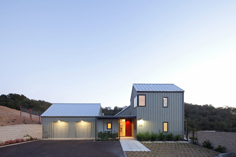Diseño de fachada de estilo de casa de campo con revestimiento de metal