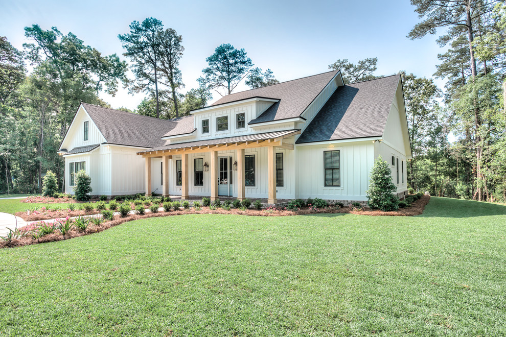 Großes Country Haus mit Faserzement-Fassade, weißer Fassadenfarbe und Satteldach in Atlanta