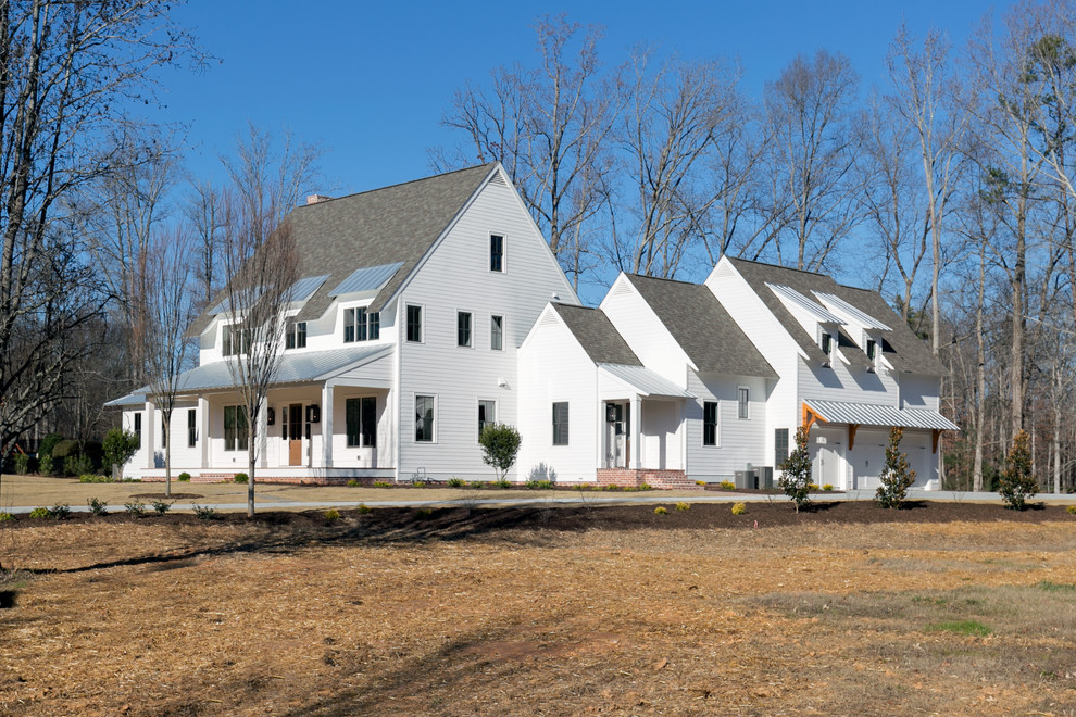 Großes, Zweistöckiges Landhausstil Haus mit Faserzement-Fassade, weißer Fassadenfarbe und Walmdach in Atlanta