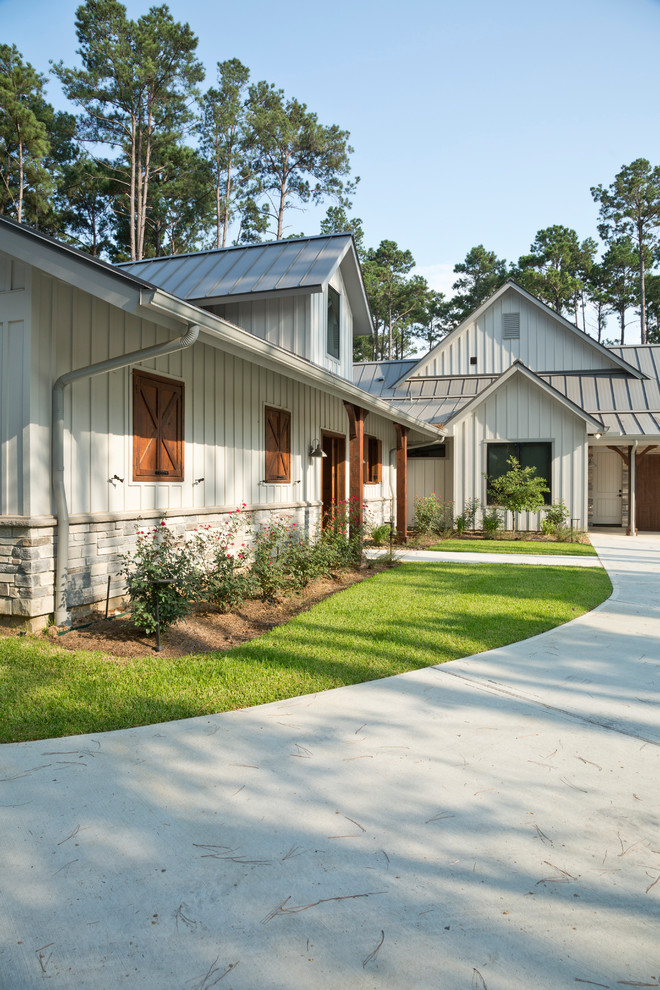 Diseño de fachada de casa gris de estilo de casa de campo de tamaño medio de una planta con revestimientos combinados, tejado a dos aguas y tejado de metal