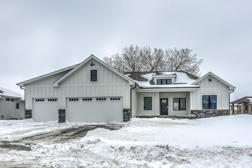 Einstöckiges Landhaus Einfamilienhaus mit Steinfassade, weißer Fassadenfarbe, Satteldach und Schindeldach in Omaha
