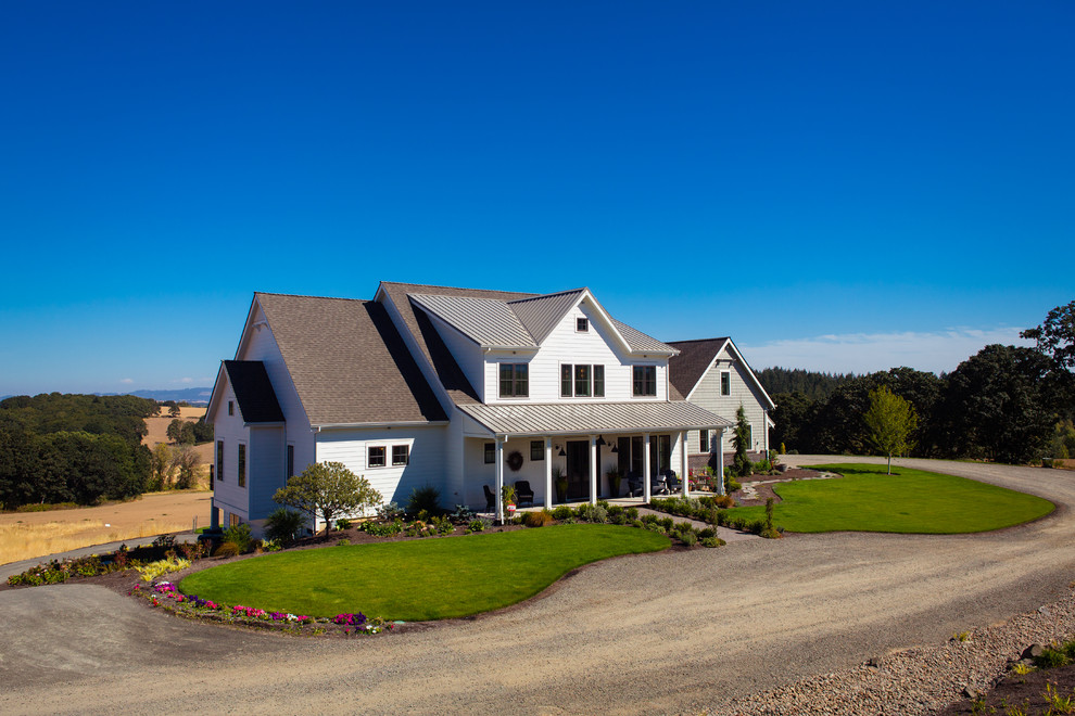 Immagine della villa grande bianca country a tre piani