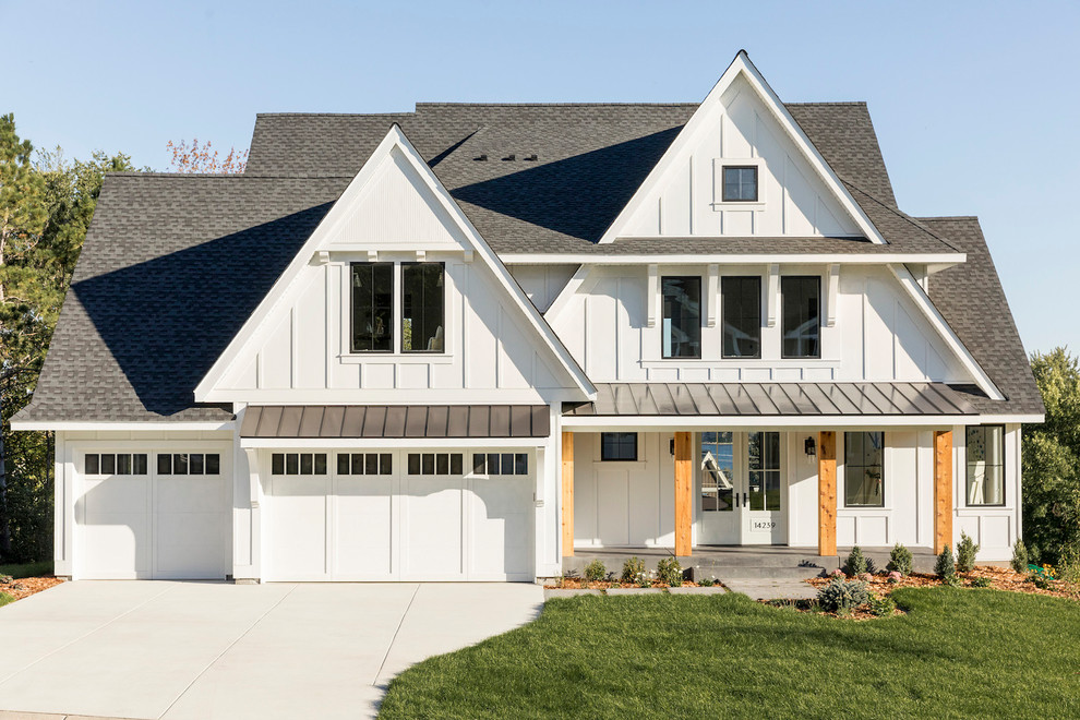 Zweistöckiges Landhausstil Einfamilienhaus mit weißer Fassadenfarbe, Satteldach und Schindeldach in Minneapolis