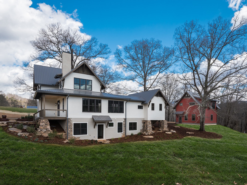 Großes, Zweistöckiges Landhaus Einfamilienhaus mit Faserzement-Fassade, weißer Fassadenfarbe, Halbwalmdach und Blechdach in Sonstige