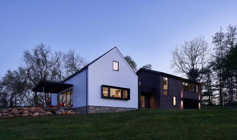 Стильный дизайн: большой, двухэтажный, деревянный, белый частный загородный дом в стиле кантри с односкатной крышей и крышей из смешанных материалов - последний тренд