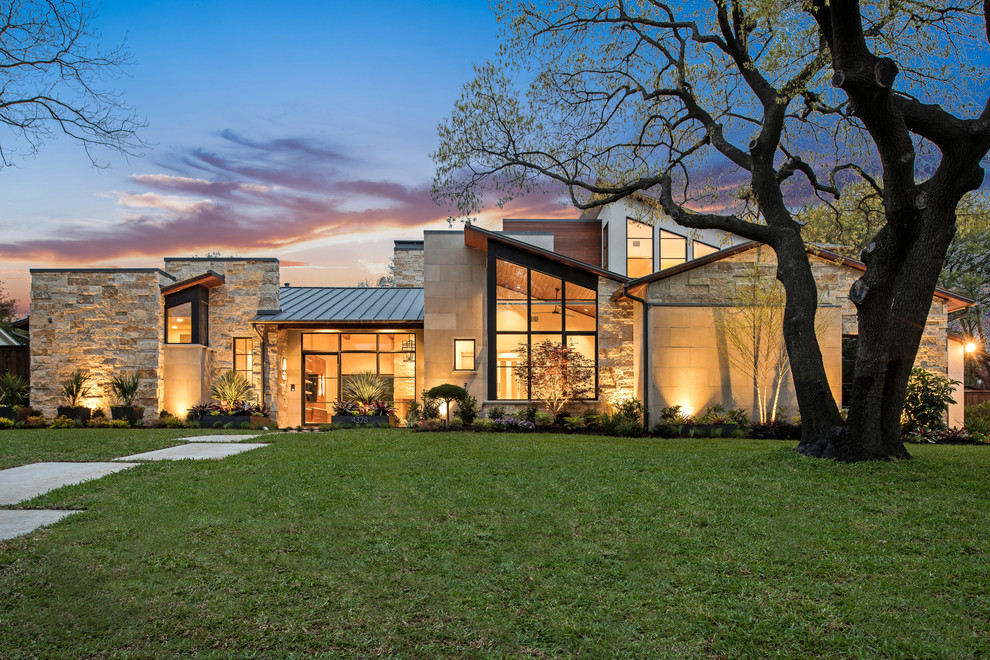 Zweistöckiges Modernes Einfamilienhaus mit Mix-Fassade, beiger Fassadenfarbe, Pultdach und Blechdach in Dallas
