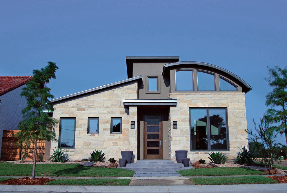 Ejemplo de fachada de casa bifamiliar gris moderna de tamaño medio de una planta con revestimiento de piedra