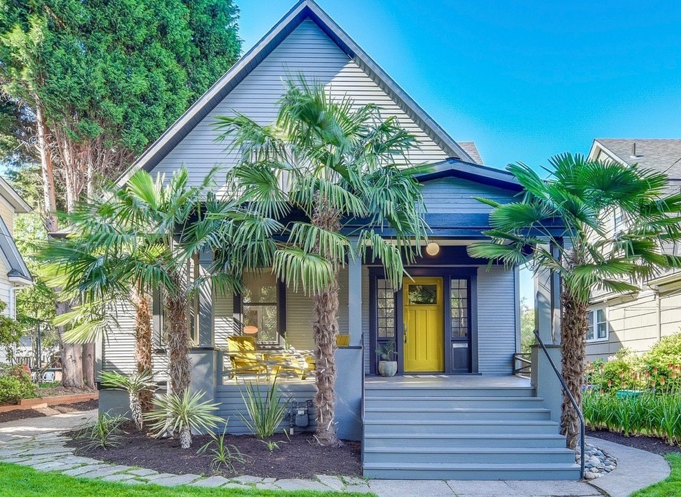 Zweistöckiges Einfamilienhaus mit blauer Fassadenfarbe und Satteldach in Portland
