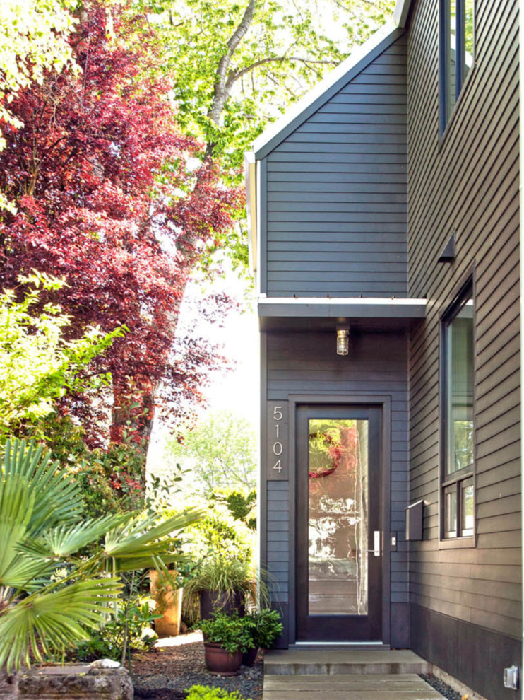 Стильный дизайн: большой, двухэтажный, серый частный загородный дом в современном стиле с облицовкой из винила, двускатной крышей и металлической крышей - последний тренд