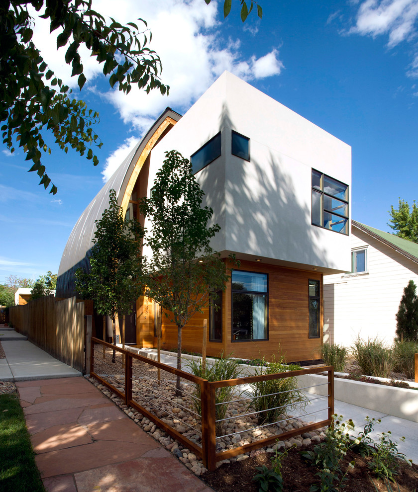 Mittelgroße, Zweistöckige Moderne Holzfassade Haus mit beiger Fassadenfarbe in Denver