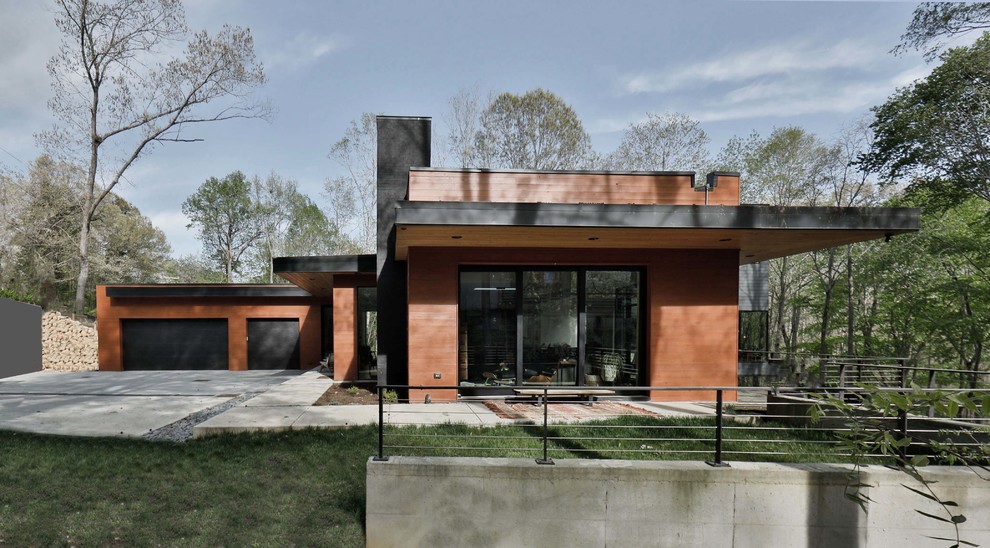 Стильный дизайн: большой, деревянный, черный частный загородный дом в стиле модернизм с плоской крышей - последний тренд
