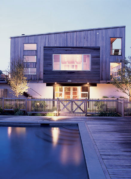 Свежая идея для дизайна: большой, двухэтажный, разноцветный дом в современном стиле - отличное фото интерьера