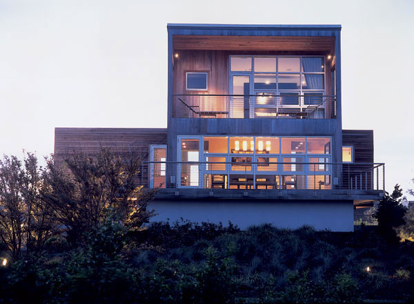 Пример оригинального дизайна: большой, двухэтажный, разноцветный дом в современном стиле