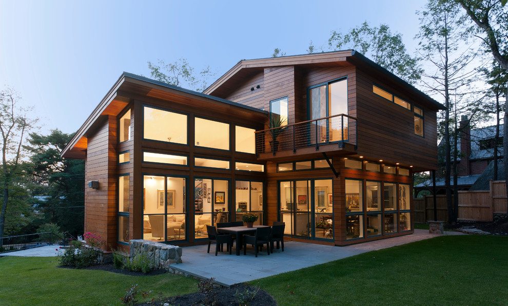 Exemple d'une façade de maison marron tendance en bois avec un toit plat.
