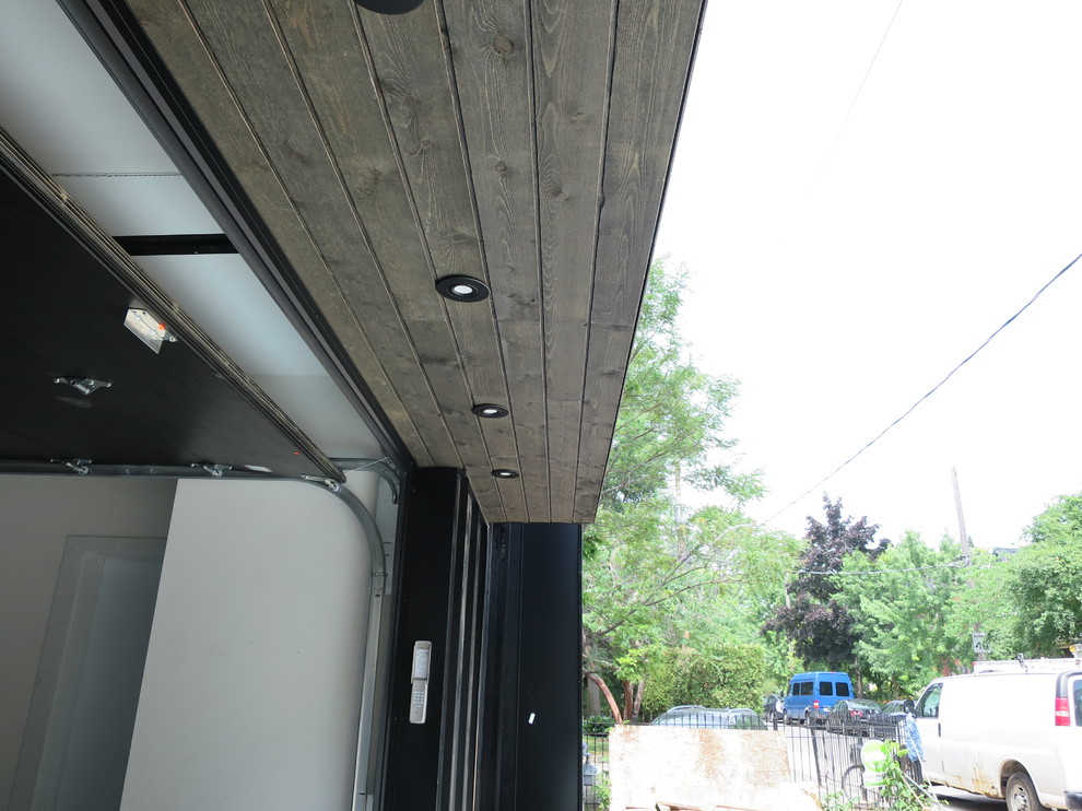 Moderne Holzfassade Haus mit schwarzer Fassadenfarbe in Toronto