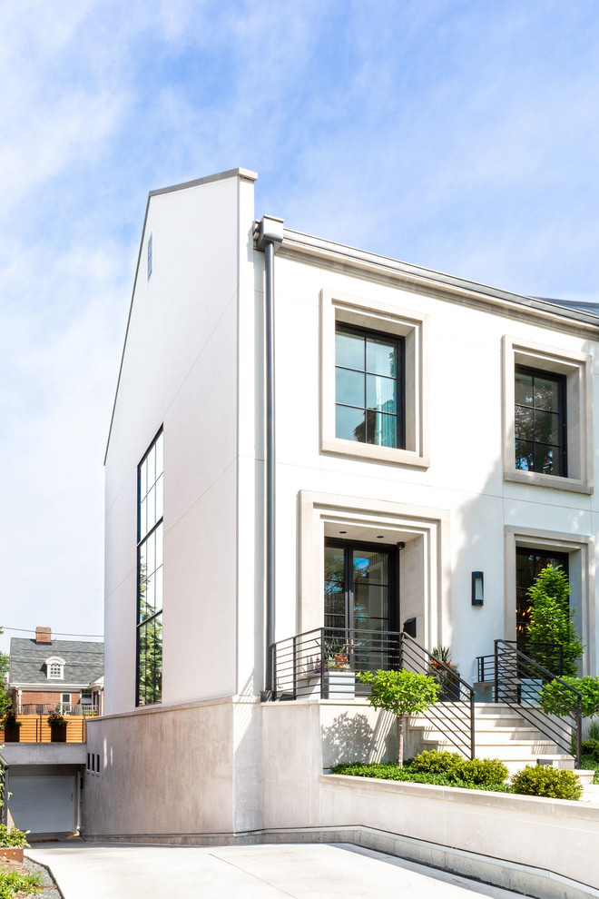 Réalisation d'une façade de maison blanche minimaliste en stuc de taille moyenne et à deux étages et plus avec un toit à deux pans et un toit en métal.