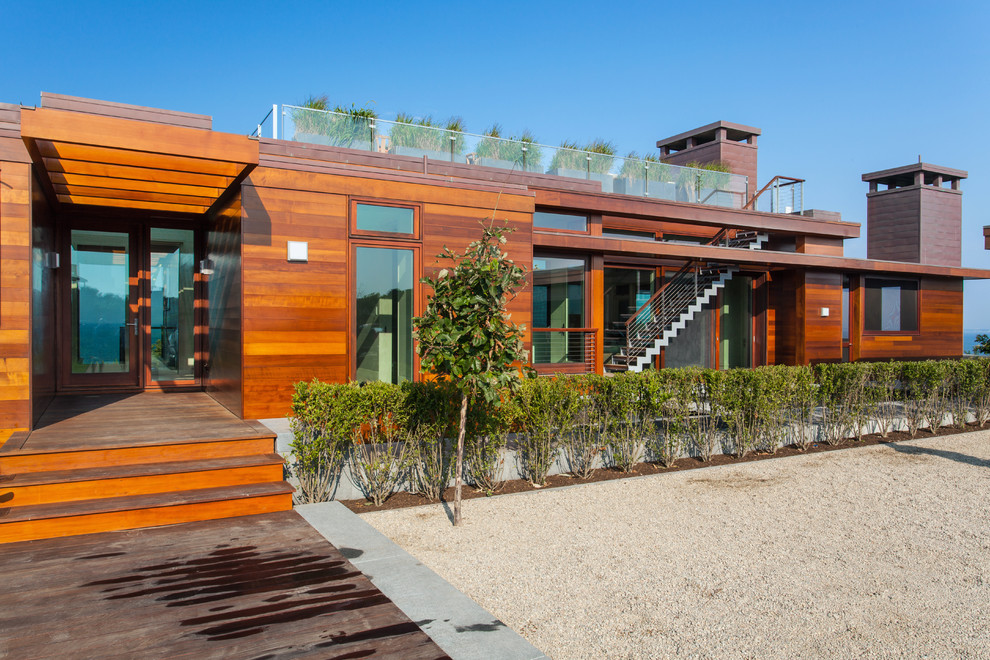 Große, Einstöckige Moderne Holzfassade Haus mit brauner Fassadenfarbe in Boston