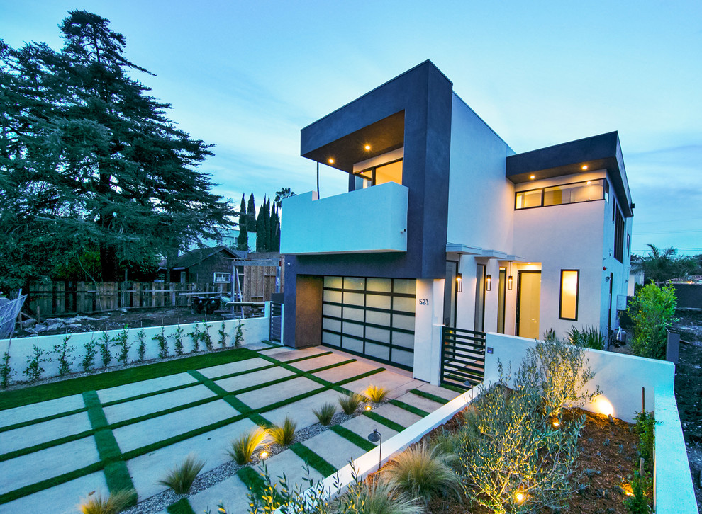 Medium sized and white modern two floor render detached house in Los Angeles with a flat roof.