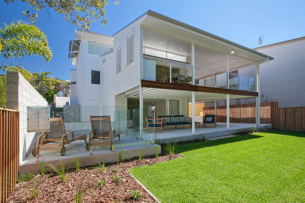 Mittelgroßes, Zweistöckiges Maritimes Haus mit Mix-Fassade, weißer Fassadenfarbe und Halbwalmdach in Sunshine Coast