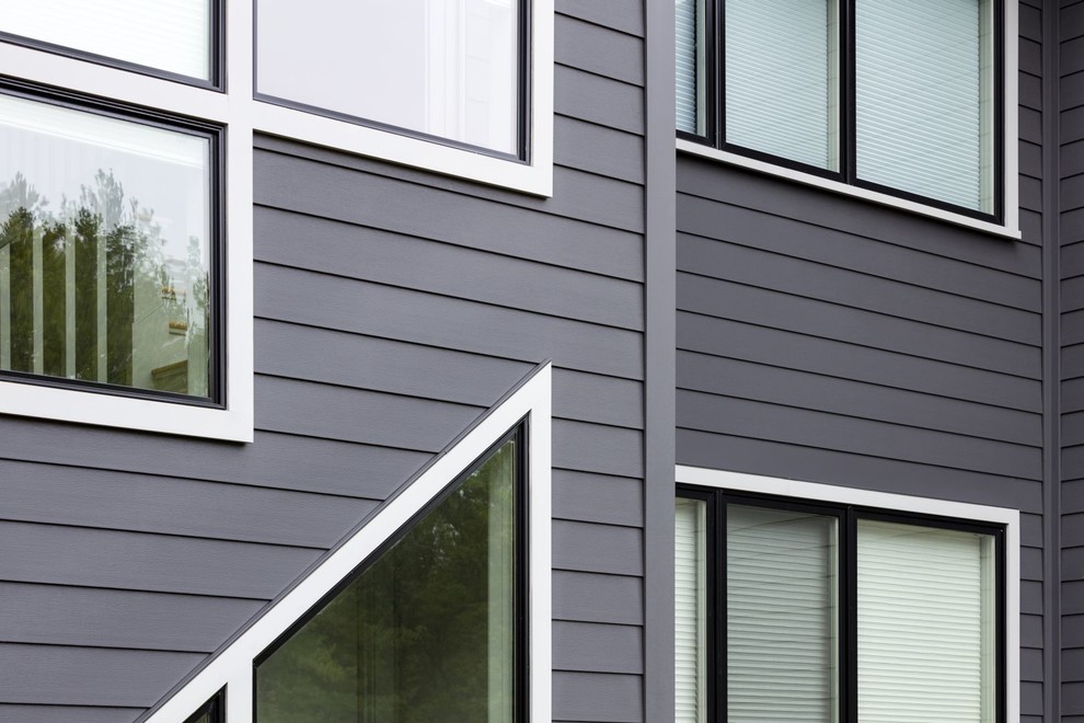 Diseño de fachada de casa gris minimalista de tamaño medio de dos plantas con revestimiento de vinilo