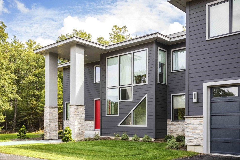 Mittelgroßes, Zweistöckiges Modernes Einfamilienhaus mit Vinylfassade und grauer Fassadenfarbe