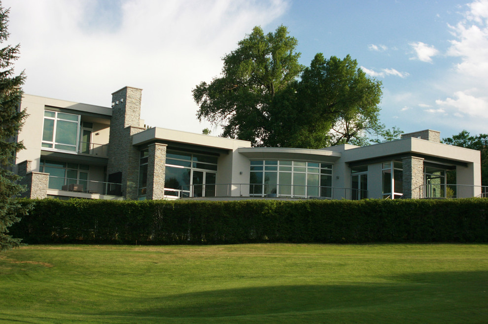 Esempio della facciata di una casa grande bianca moderna a due piani con rivestimento in stucco
