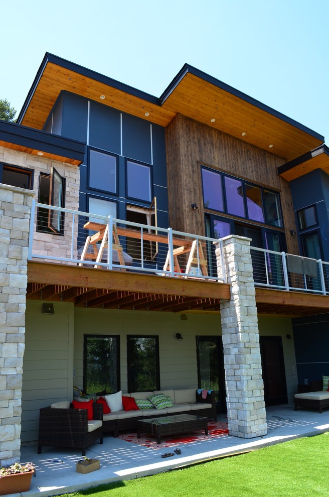 Diseño de fachada de casa multicolor minimalista grande de dos plantas con revestimientos combinados y tejado de un solo tendido