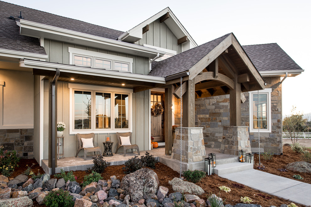 Diseño de fachada de casa gris clásica grande de dos plantas con revestimientos combinados, tejado a dos aguas y tejado de teja de madera