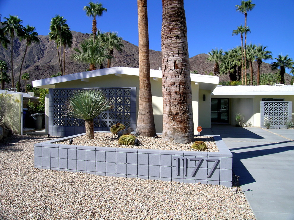 Inspiration for a retro house exterior in Phoenix.