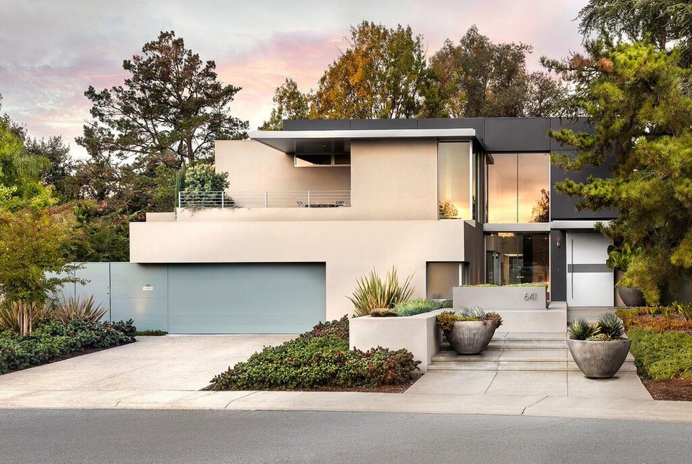 Свежая идея для дизайна: большой, двухэтажный, разноцветный дом в стиле модернизм с облицовкой из цементной штукатурки и плоской крышей - отличное фото интерьера