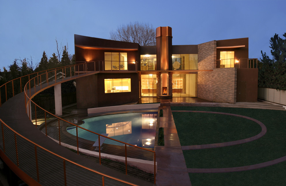Diseño de fachada marrón contemporánea extra grande de dos plantas con revestimientos combinados y tejado plano