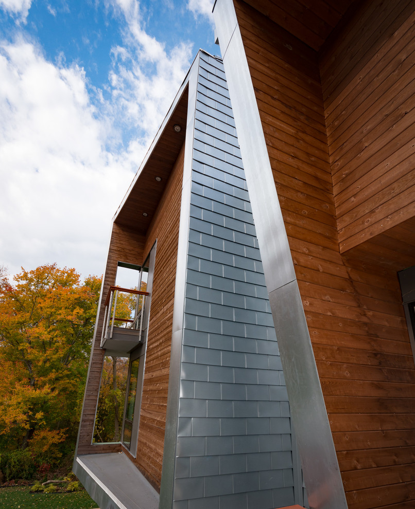 Immagine della facciata di una casa moderna a due piani di medie dimensioni con rivestimento in legno