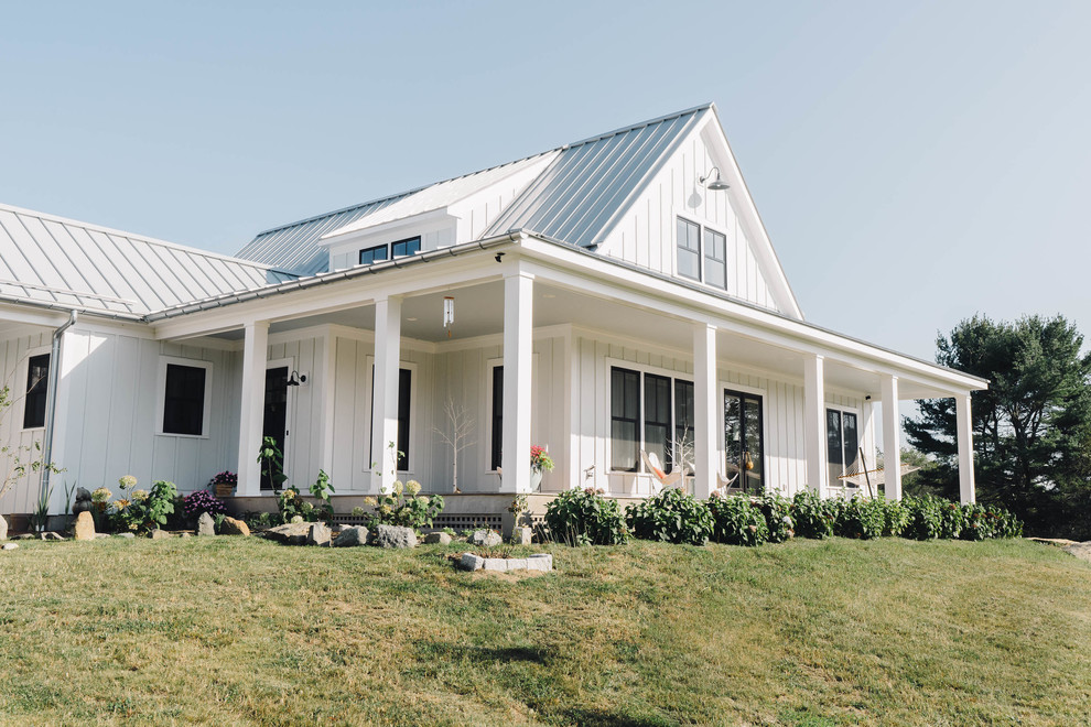Стильный дизайн: двухэтажный, белый частный загородный дом среднего размера в стиле кантри с облицовкой из ЦСП и металлической крышей - последний тренд