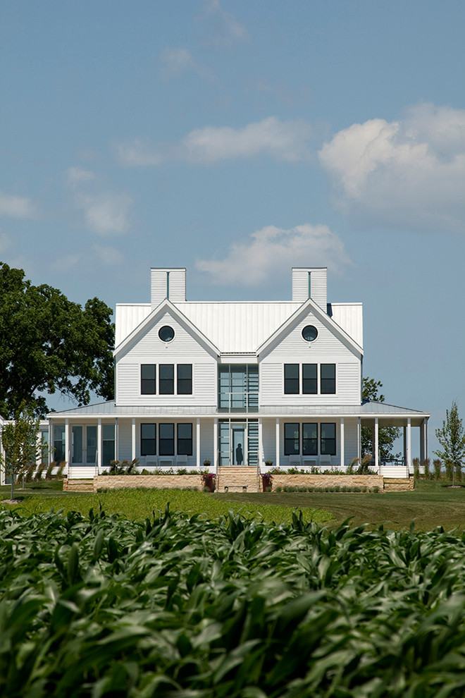 Свежая идея для дизайна: трехэтажный, белый дом в стиле неоклассика (современная классика) с облицовкой из ЦСП и двускатной крышей - отличное фото интерьера