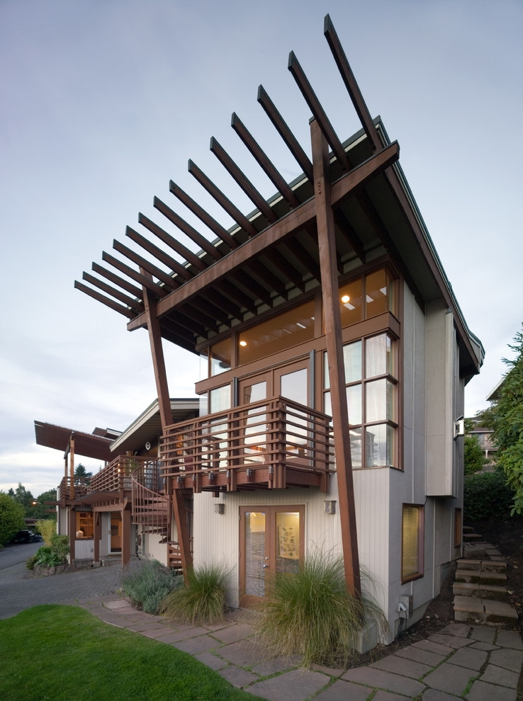 Zweistöckiges, Großes Modernes Haus mit grauer Fassadenfarbe in Seattle