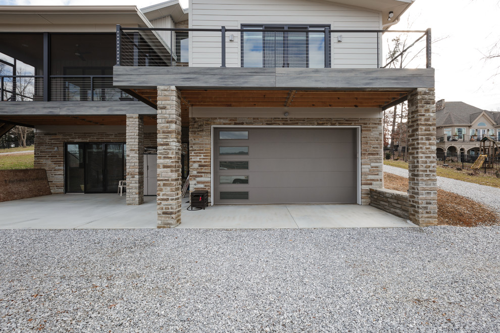 Modelo de fachada de casa beige minimalista de tamaño medio de dos plantas con revestimiento de aglomerado de cemento, tejado de un solo tendido y tejado de metal