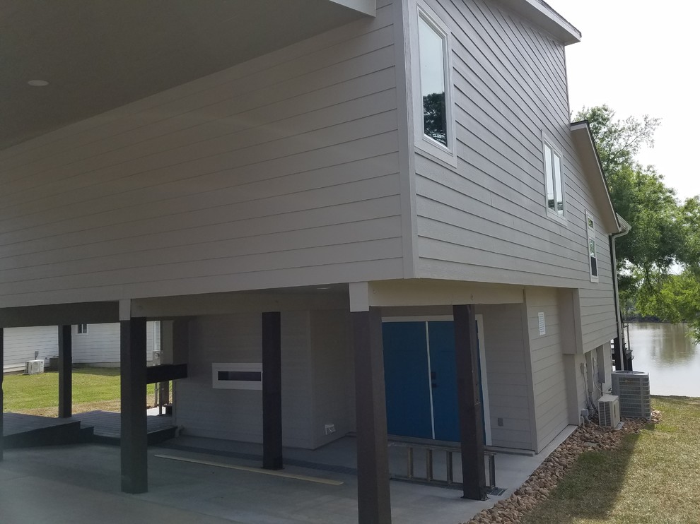 Modern Lakehouse in Huntsville Texas Moderne Façade Houston par