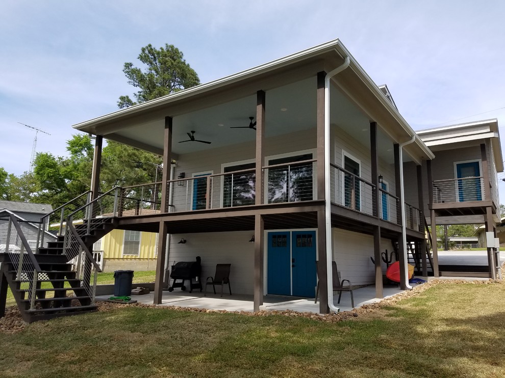 Geräumiges, Dreistöckiges Modernes Einfamilienhaus mit Faserzement-Fassade, grauer Fassadenfarbe, Walmdach und Schindeldach in Houston