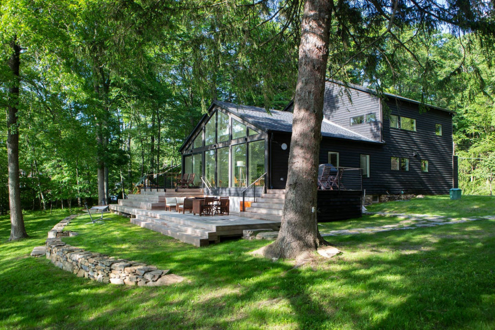 Идея дизайна: двухэтажный, деревянный, черный частный загородный дом среднего размера в стиле модернизм