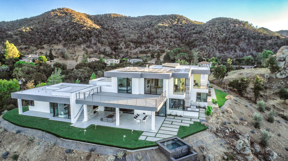 Geräumiges, Zweistöckiges Modernes Einfamilienhaus mit Putzfassade, weißer Fassadenfarbe und Flachdach in Los Angeles