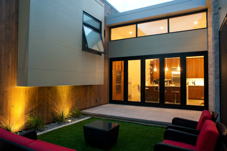 Diseño de fachada blanca minimalista de tamaño medio de una planta con revestimientos combinados y tejado plano