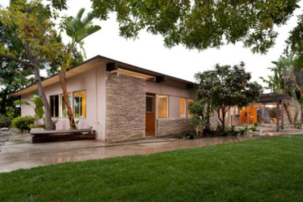Design ideas for a retro house exterior in Los Angeles.
