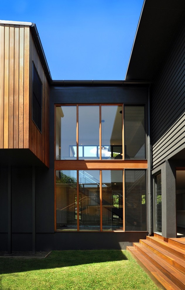 Diseño de fachada moderna con revestimientos combinados