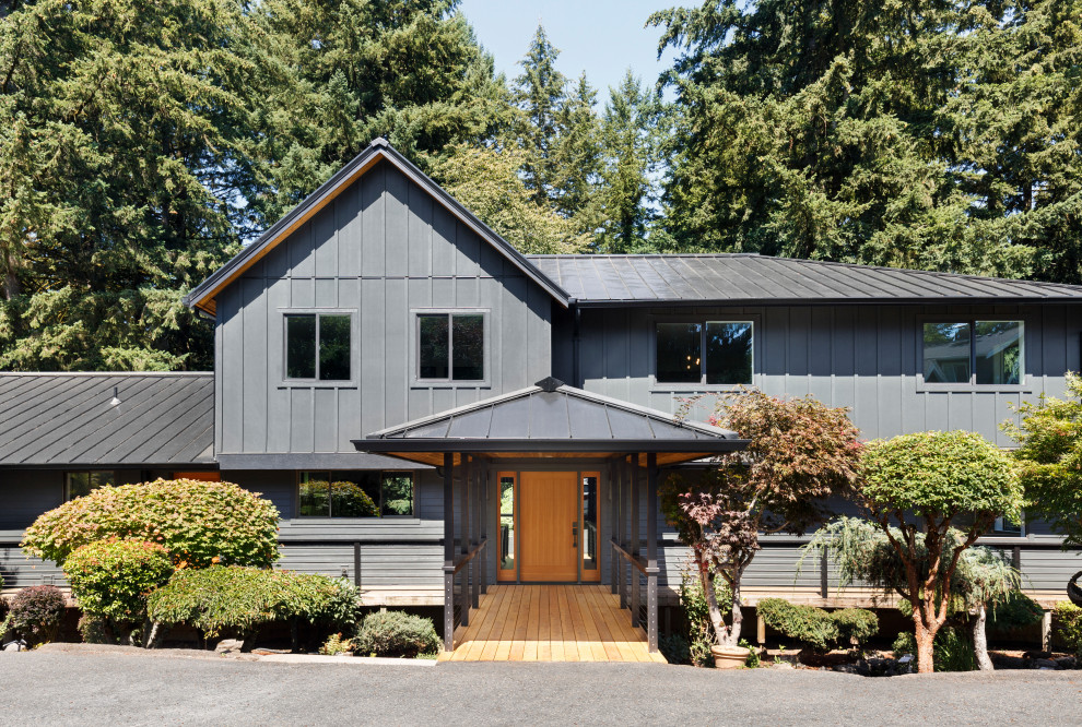 Zweistöckiges, Großes Landhaus Einfamilienhaus mit Vinylfassade, schwarzer Fassadenfarbe, Satteldach und Blechdach in Portland